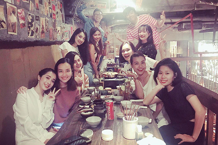 Thời điểm Trường Giang vướng tin đồn tình ái với Nam Em, Nhã Phương cùng người thân, bạn bè du lịch Thái Lan. Ảnh: FBNV