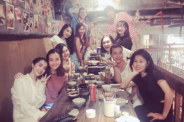 Thời điểm Trường Giang vướng tin đồn tình ái với Nam Em, Nhã Phương cùng người thân, bạn bè du lịch Thái Lan. Ảnh: FBNV