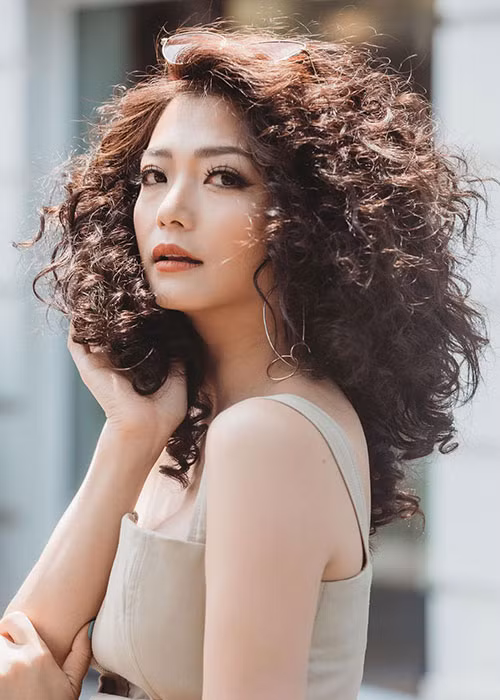 Trải qua một lần sinh nở, nữ diễn viên phim "Phía trước là bầu trời" ngày càng đẹp mặn mà. Ảnh: FBNV