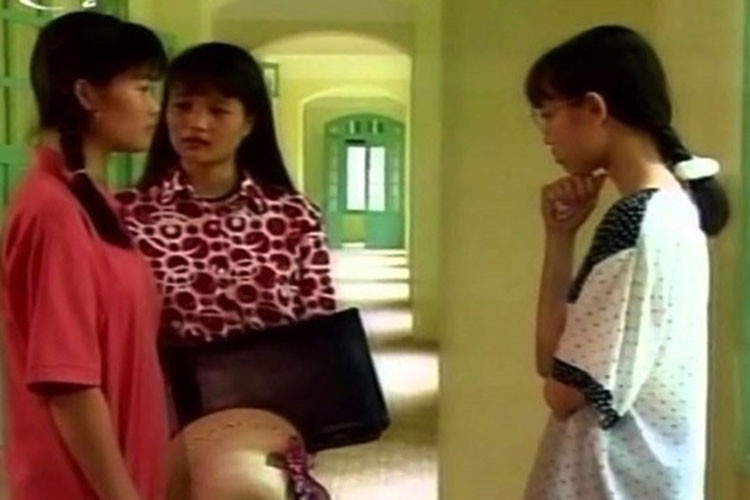 Được xem là bộ phim đầu tiên khai thác những tâm lý phức tạp tuổi mới lớn, “12A và 4H” gây ấn tượng với khán giả trẻ của thập niên 90. Ảnh: Vietq
