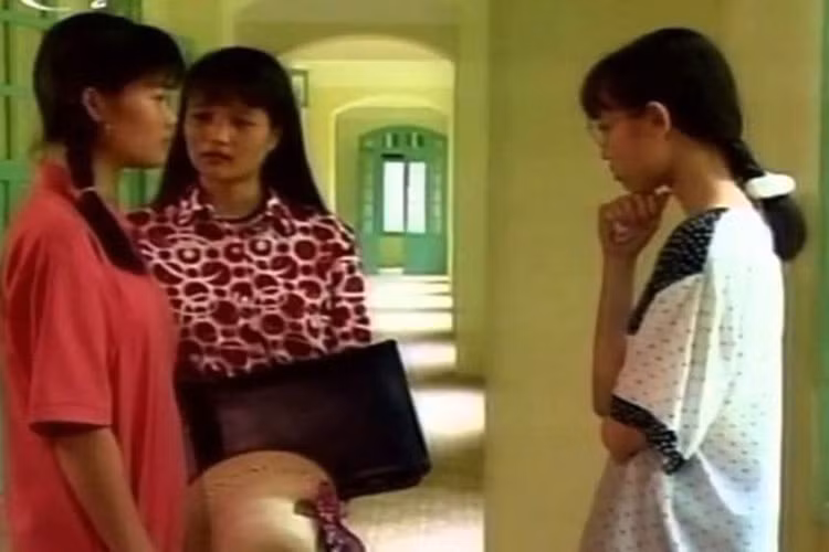 Được xem là bộ phim đầu tiên khai thác những tâm lý phức tạp tuổi mới lớn, “12A và 4H” gây ấn tượng với khán giả trẻ của thập niên 90. Ảnh: Vietq