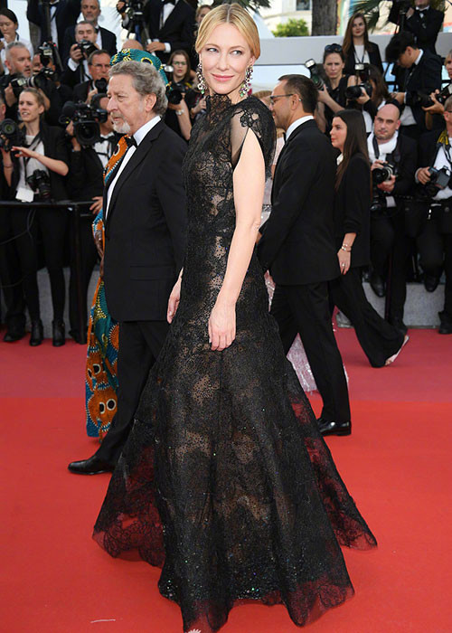 Cate Blanchett cũng làm giám khảo của LHP Cannes năm nay. Tại lễ khai mạc, cô chọn diện đầm đen ren xuyên thấu.