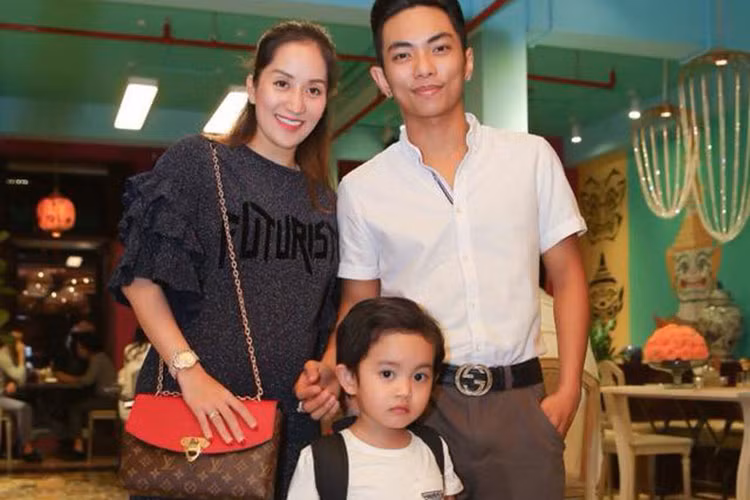 Phan Hiển tâm sự: “Người phụ nữ có tấm lòng lương thiện là đẹp nhất, người đàn ông có tính trách nhiệm là người giàu có nhất”.