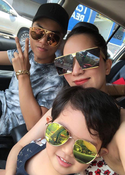 Vợ chồng Khánh Thi cùng con trai đeo mắt kính sành điệu.