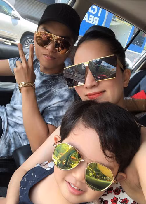 Vợ chồng Khánh Thi cùng con trai đeo mắt kính sành điệu.