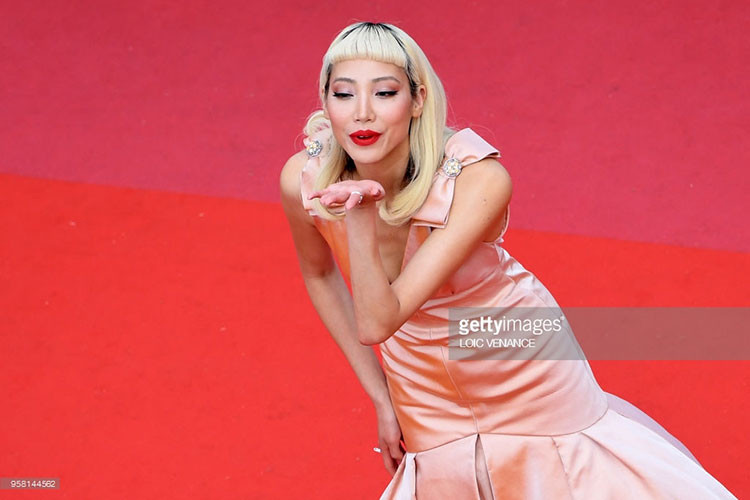 Người mẫu xứ Hàn Park Soo Joo hết hôn gió, chào kiểu hoa hậu đến xoay vòng để gây chú ý. Ảnh: Getty