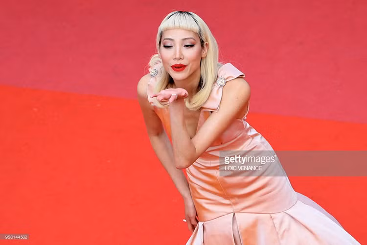 Người mẫu xứ Hàn Park Soo Joo hết hôn gió, chào kiểu hoa hậu đến xoay vòng để gây chú ý. Ảnh: Getty