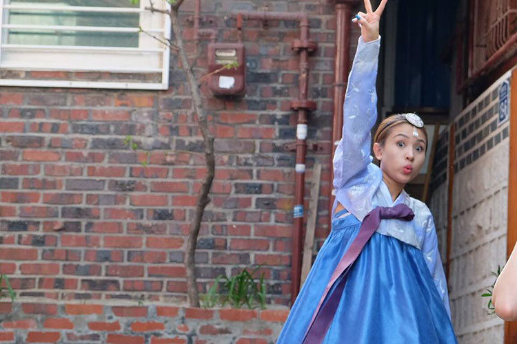 Vân Hugo tạo dáng nhí nhảnh trong trang phục truyền thống của phụ nữ Hàn Quốc.