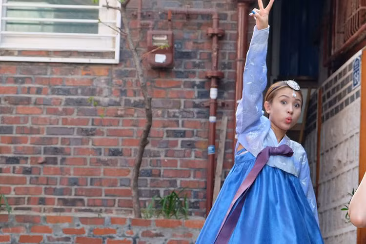 Vân Hugo tạo dáng nhí nhảnh trong trang phục truyền thống của phụ nữ Hàn Quốc.