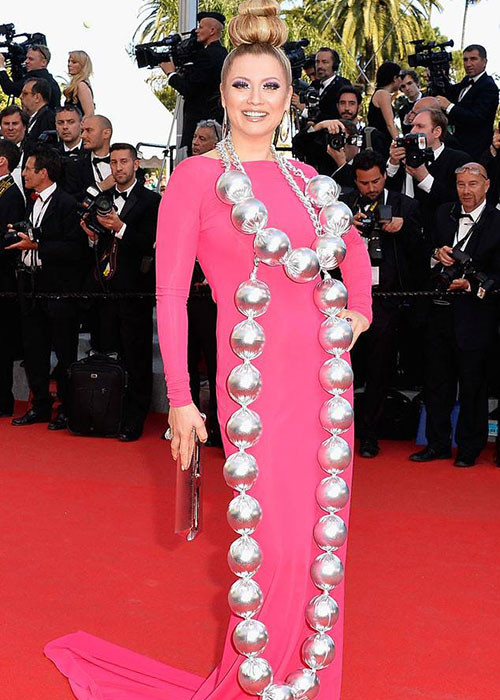 Ngoài Larisa Katz, Elena Lenina cũng thường xuyên làm náo loạn thảm đỏ bởi phong cách thời trang thảm họa. Tại một mùa Cannes, Elena khiến nhiều người bật cười bởi phụ kiện mô phỏng chuỗi ngọc trai cỡ lớn. Ảnh: Eonline