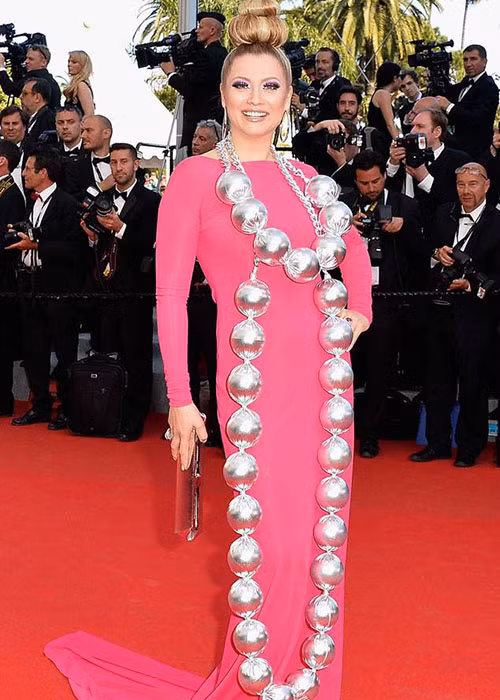 Ngoài Larisa Katz, Elena Lenina cũng thường xuyên làm náo loạn thảm đỏ bởi phong cách thời trang thảm họa. Tại một mùa Cannes, Elena khiến nhiều người bật cười bởi phụ kiện mô phỏng chuỗi ngọc trai cỡ lớn. Ảnh: Eonline
