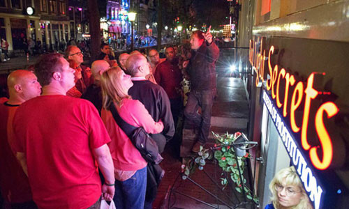 Du khách tham quan Bảo tàng tình dục Red Light Secrets ở Amsterdam - Ảnh: parool.nl