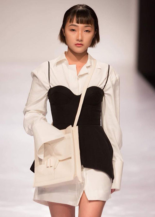 Linh Khiếu sở hữu gương mặt đậm chất Á đông, thân hình mảnh mai.