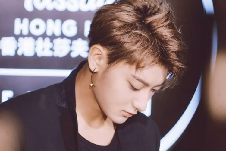 Cựu thành viên nhóm nhạc EXO từng bày tỏ anh gặp áp lực lớn về công việc, không có ngày nghỉ ngơi và không vui vẻ như vẻ bề ngoài. Ảnh: Eva