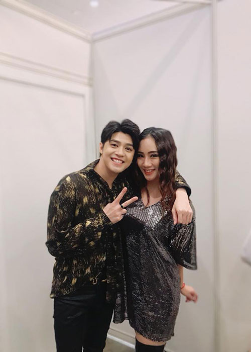 Hình ảnh Nga My thân thiết bên Noo Phước Thịnh sau những buổi diễn chung.