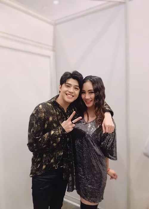 Hình ảnh Nga My thân thiết bên Noo Phước Thịnh sau những buổi diễn chung.