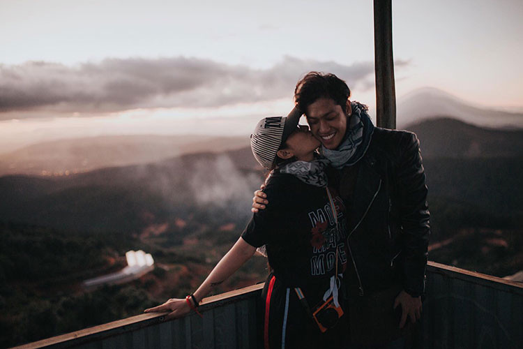 Trước khi yêu nhau, Hiến Sến và Lý Phương Châu chỉ là những người bạn bình thường. Hiền Sến còn là bạn thân của Lâm Vinh Hải.