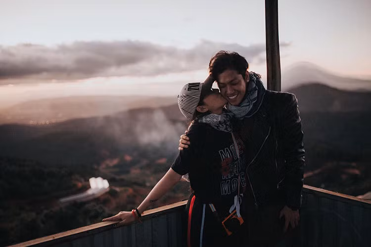 Trước khi yêu nhau, Hiến Sến và Lý Phương Châu chỉ là những người bạn bình thường. Hiền Sến còn là bạn thân của Lâm Vinh Hải.