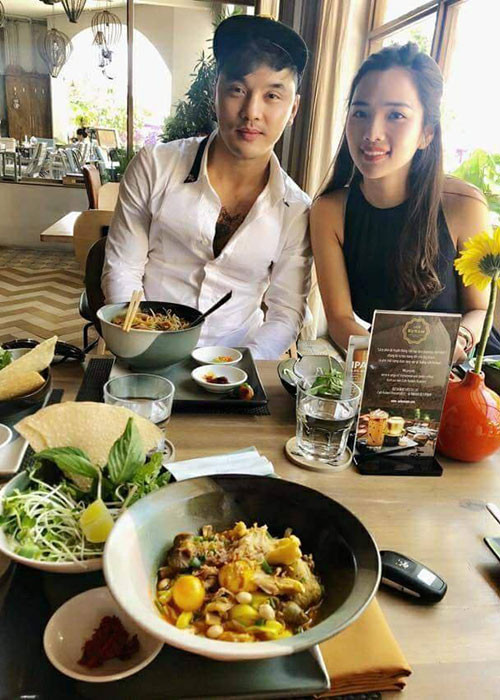 Vợ chồng sao Việt Ưng Hoàng Phúc trốn con đi hẹn hò cuối tuần.