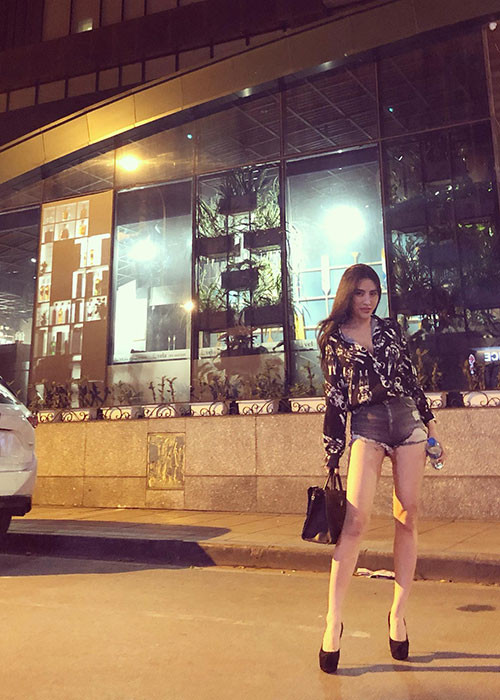 Giáng Ngọc theo đuổi phong cách thời trang gợi cảm.