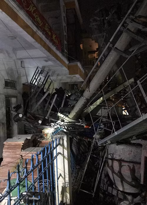Trạm điện bị đổ sập.