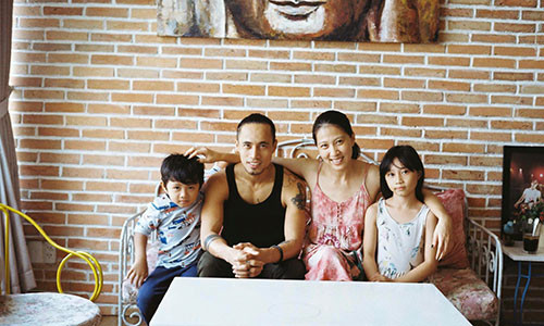 Phạm Anh Khoa bên gia đình. Ảnh: FBNV