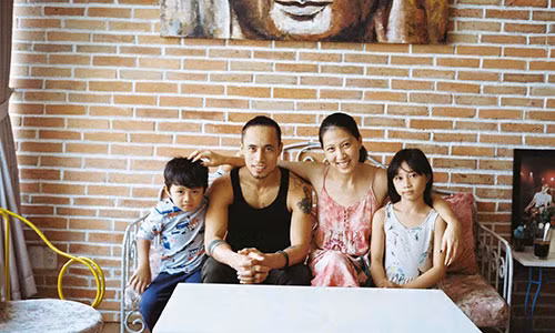 Phạm Anh Khoa bên gia đình. Ảnh: FBNV