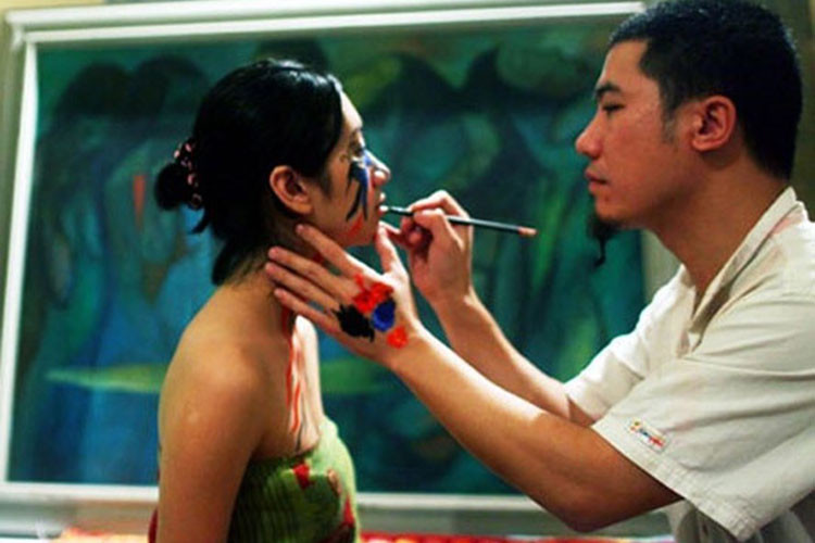 Phương Vũ Mạnh là một trong những họa sĩ body painting nổi tiếng. Anh sinh năm 1969, tốt nghiệp thủ khoa khoa Hội họa, Đại học Mỹ thuật Hà Nội, năm 1998. Ảnh: Laodong