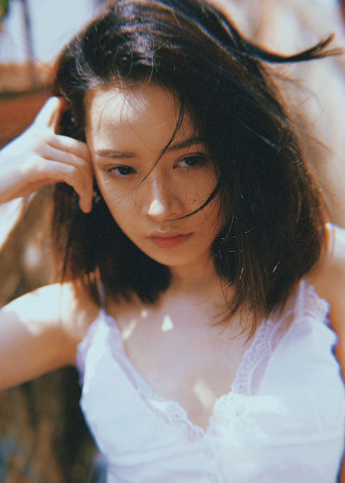 Nhiều cư dân mạng cho rằng bộ ảnh cựu hot girl gốc Hà thành có hơi hướng giống những bộ ảnh theo phong cách Lolita của một số mỹ nhân Hàn như Sulli, Suzy, IU từng bị ném đá.