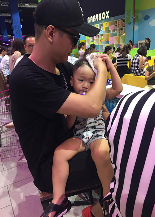 Chí Nhân vẫn được đến đưa con trai đi chơi mỗi dịp cuối tuần, lễ tết hay sinh nhật.