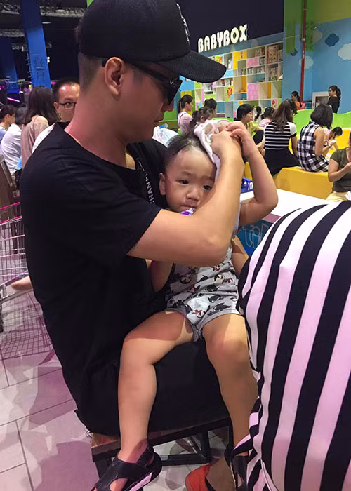 Chí Nhân vẫn được đến đưa con trai đi chơi mỗi dịp cuối tuần, lễ tết hay sinh nhật.