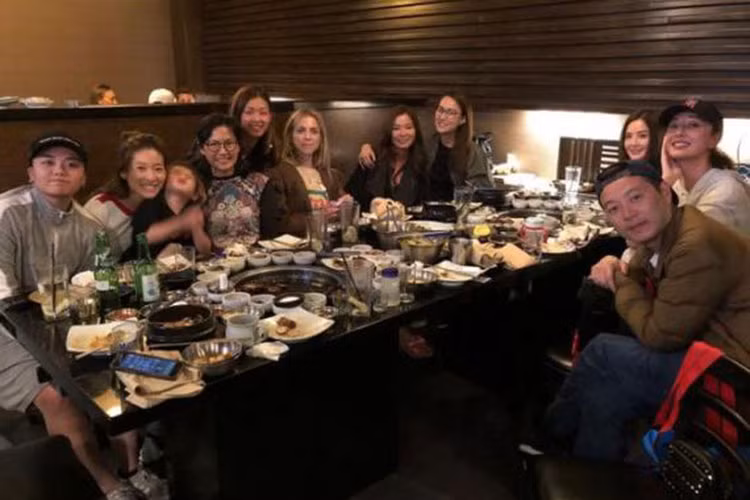 Theo Sina, bố mẹ, chị gái và bạn bè thân thiết của Chung Hân Đồng đã có mặt ở Los Angeles để tham dự đám cưới. Ảnh: Ifeng