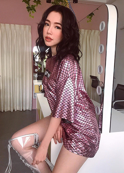 Elly Trần diện trang phục gợi cảm, trang điểm đậm.