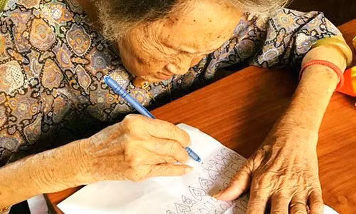 Hình vẽ trái tim nguệch ngoạc của cụ bà để đốt xuống cho ông.