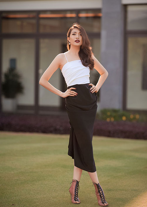 Có mặt show diễn, Á hậu Lệ Hằng khoe vai trần trong trang phục trắng đen.