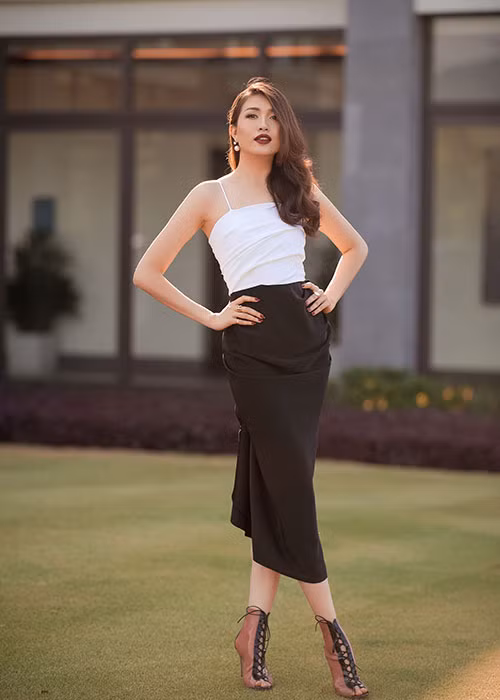 Có mặt show diễn, Á hậu Lệ Hằng khoe vai trần trong trang phục trắng đen.