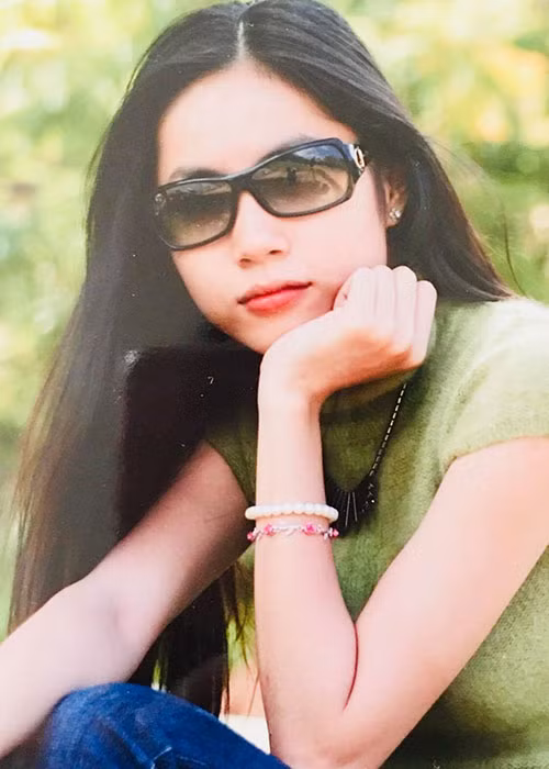 Thủy Tiên khoe ảnh khi mới thi đậu thanh nhạc trường Cao đẳng Văn hóa Nghệ thuật kèm bài thơ tự sáng tác: “Năm em 18 tuổi/ Mộng mơ chưa biết gì/ Phúng phính đôi má nhỏ/ Mắt còn nét hoang sơ”.