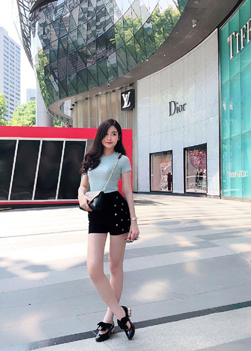 Ngân Anh tranh thủ dạo phố dù bận rộn với việc học tập.