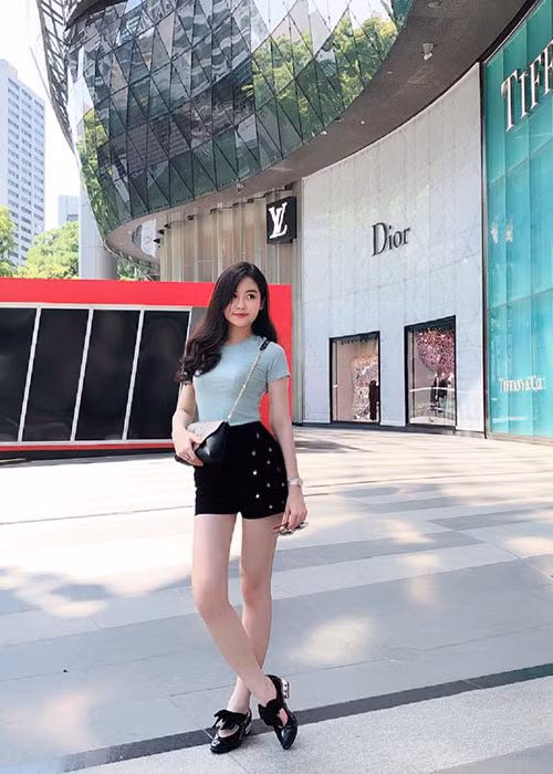 Ngân Anh tranh thủ dạo phố dù bận rộn với việc học tập.