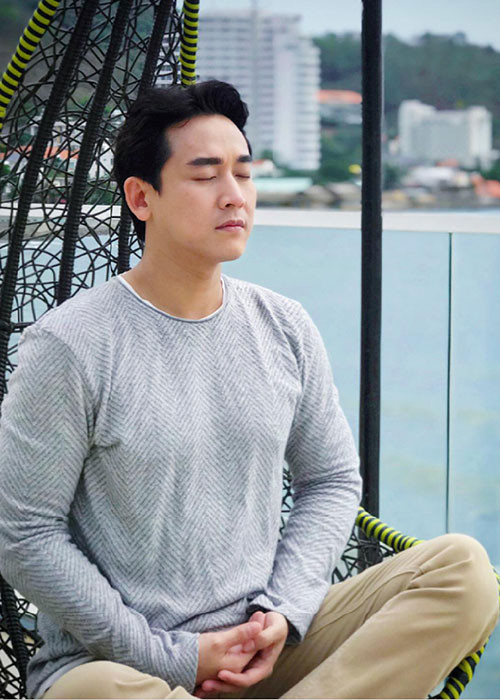 Hứa Vĩ Văn trải lòng: “Thèm những cảm giác yên bình thế này sau thời gian bộn bề công việc quá tải. Cho dù ít nhưng còn hơn không để khởi động lại các giác quan và nhẹ nhàng hơn. Làm diễn viên thật sự hao tổn sau một dự án. Không thể tham công tiếc việc như lúc xưa, vẫn phải kiểm soát. Nạp lại năng lượng rồi để tiếp tục. Đó là cân bằng”.