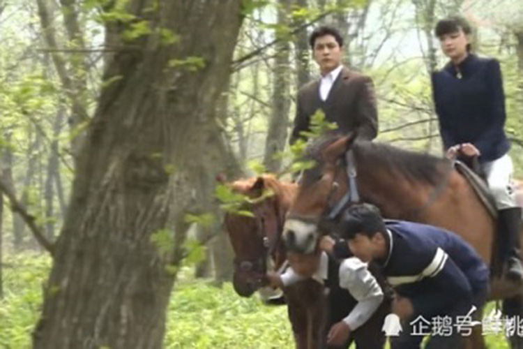 Với những diễn viên không thuần thục cưỡi ngựa, đạo diễn phải cắt cử người để dắt ngựa trong những cảnh sóng đôi thơ mộng bên nhau.