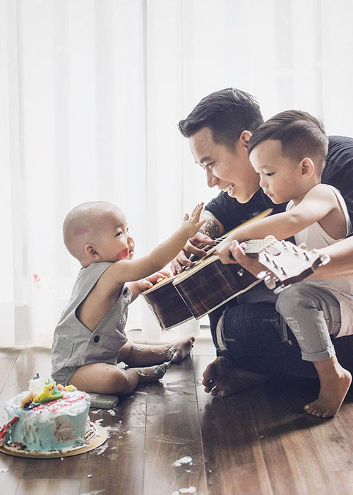 Lê Hoàng (The Men) tâm sự: “Showbiz Việt Nam hiện nay hỗn tạp như giao thông đường bộ vậy, nên mình ở nhà chơi với con là yên bình nhất”.