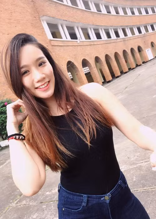 Ngoài đời, vũ công sinh năm 1995 trẻ trung, năng động.