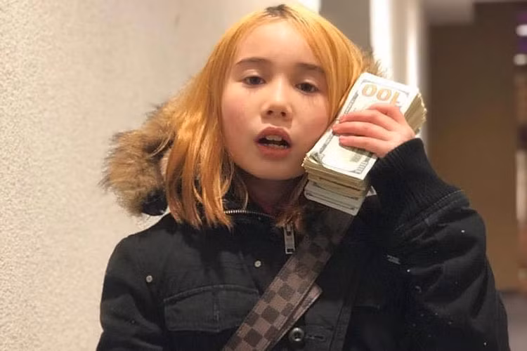 Vì vậy, có rất nhiều tin đồn xoay quanh Lil Tay. Không ít người cho rằng cô bé 9 tuổi thuộc nhóm "đầu đường xó chợ" ở Los Angeles, Mỹ. Nhưng cũng có nguồn tin cho biết bé gái ngổ ngáo này sống tại Vancouver cùng mẹ - người đứng sau dàn dựng tất cả video của Lil Tay.