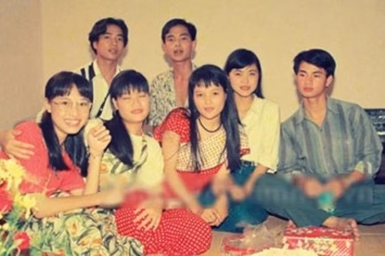 "12A và 4H" cũng là bộ phim cũ chiếm được cảm tình của đông đảo khán giả truyền hình. Phim kể về nhóm bạn thân mang tên 4H gồm Hằng, Hạ, Hân và Hoa. Ảnh: Zing