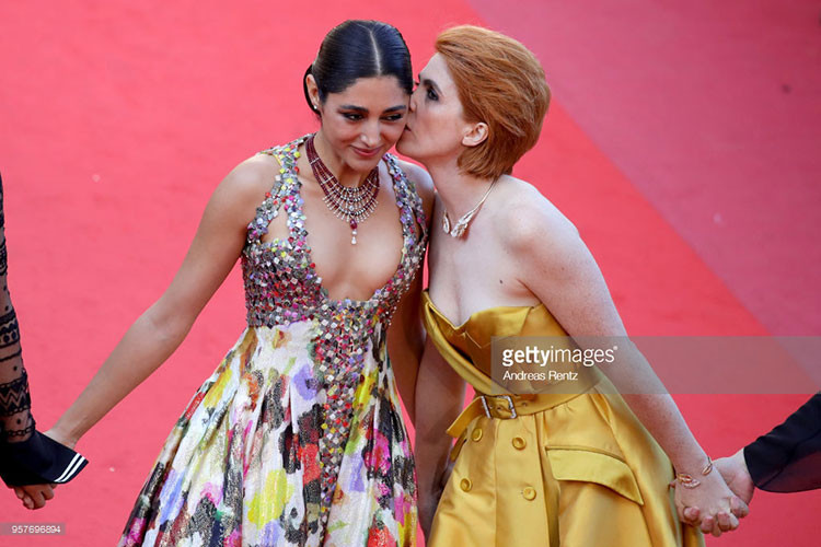 Nữ đạo diễn Eva Husson cũng được cho là chiêu trò khi hôn má nữ diễn viên Golshifteh Farahani trên thảm đỏ Cannes. Ảnh: Getty