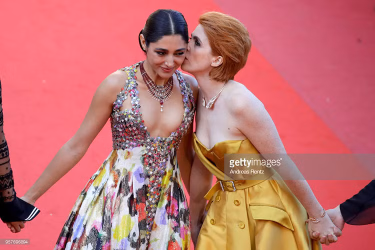 Nữ đạo diễn Eva Husson cũng được cho là chiêu trò khi hôn má nữ diễn viên Golshifteh Farahani trên thảm đỏ Cannes. Ảnh: Getty