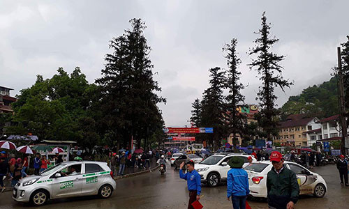 Thanh niên tình nguyện của huyện đoàn Sa Pa được huy động để phân luồng giao thông, hướng dẫn du khách.