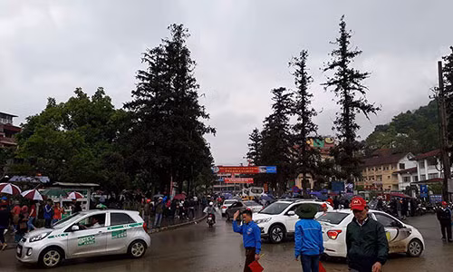 Thanh niên tình nguyện của huyện đoàn Sa Pa được huy động để phân luồng giao thông, hướng dẫn du khách.