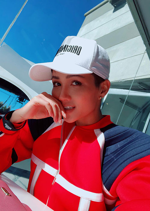 H’hen Niê tươi tắn ở New Zealand trong chuyến công tác.